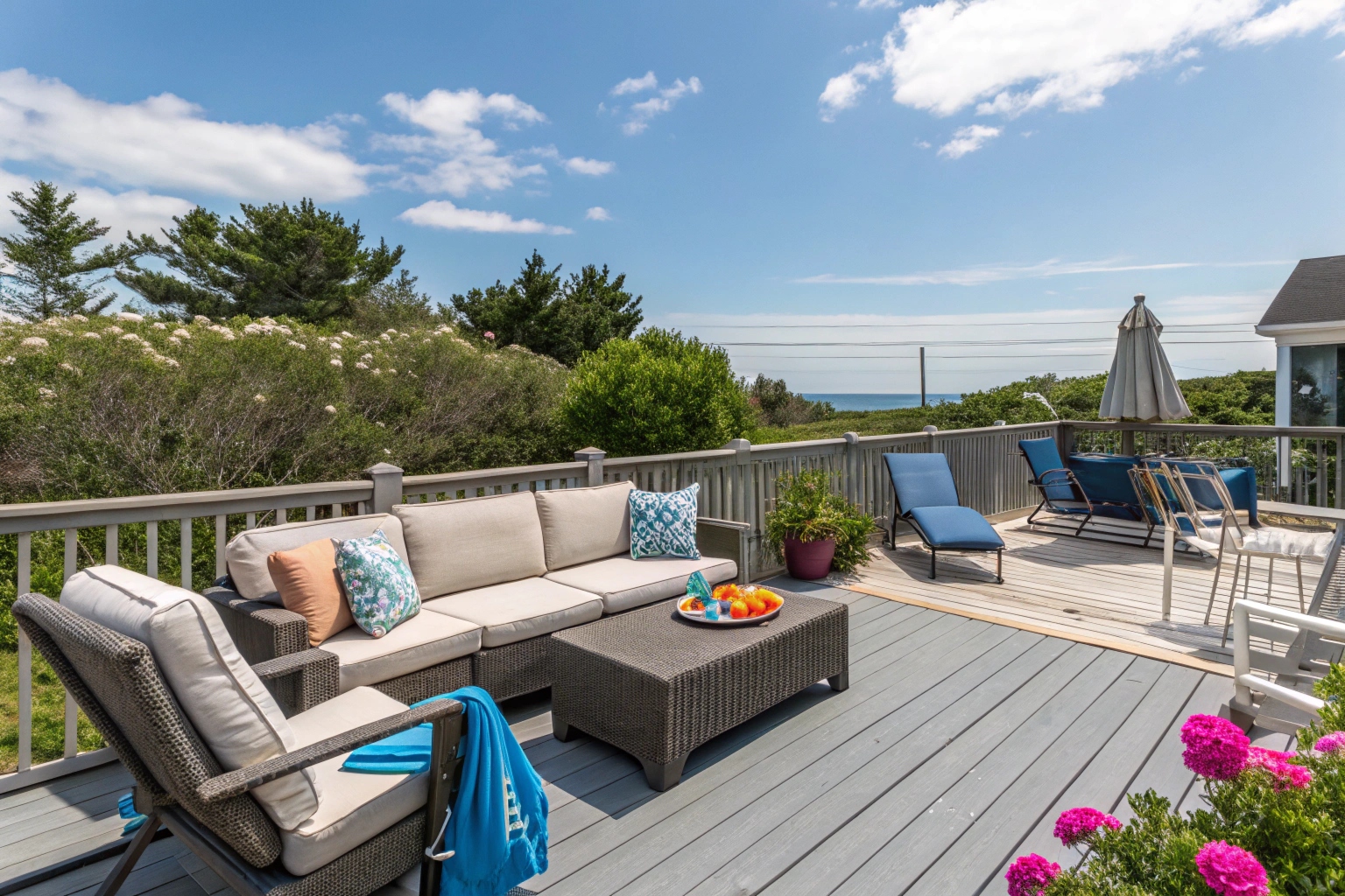 Family entertaining deck near the beach in Palm Beach, Gold Coast