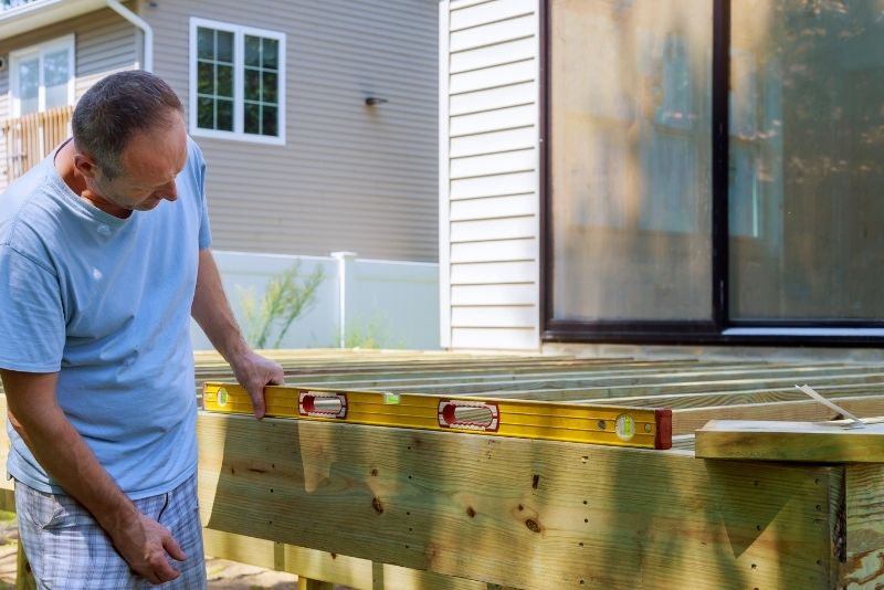Installation of a composite deck ongoing